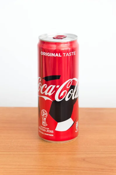 Red Can Coca Cola World Cup Edition Wooden Table — Stock Photo, Image