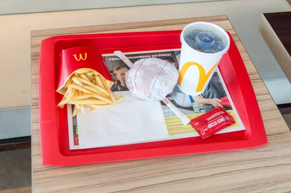 Plonsk Puola Huhtikuuta 2018 Mcdonald Cheeseburger Ranskalaiset Coca Cola Juomaan — kuvapankkivalokuva