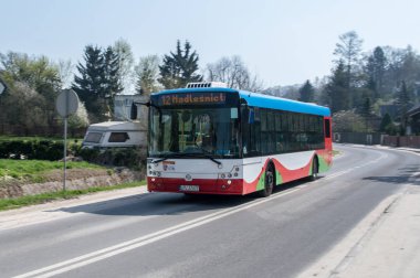 Kazimierz Dolny, Polonya - 13 Nisan 2018: Mpk Pulawy otobüs Kazimierz dolny yılında.