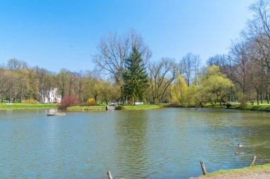Naleczow, Polonya - 13 Nisan 2018: Lake ile ada spa Park Naleczow, Polonya.