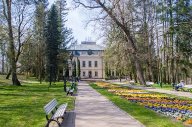Naleczow, Polonya - 13 Nisan 2018: Sağlık Naleczow beldesinde parkının bir binada.