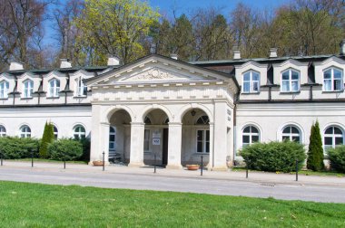 Naleczow, Polonya - 13 Nisan 2018: Eski hamam sağlık tatil beldesine Naleczow giriş.