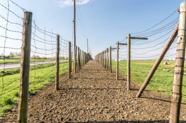 Lublin, Polonya - 14 Nisan 2018: dikenli tel çift-çit Nazi Alman Majdanek kampı.