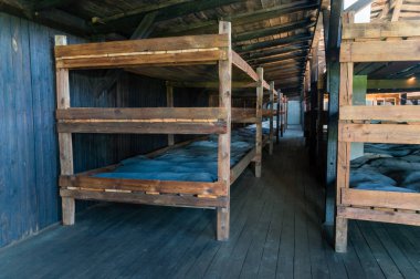 Lublin, Polonya - 14 Nisan 2018: Lublin, Polonya - 14 Nisan 2018: yatak, Majdanek toplama kampında esir kışla iç.