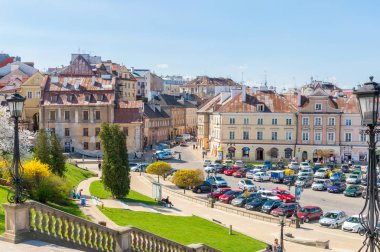 Lublin, Polonya - 14 Nisan 2018: Eski şehir ve otopark bakış açısı.