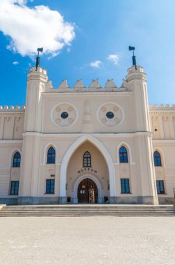 Lublin, Polonya - 14 Nisan 2018: Ana giriş kapısı ve neo-gotik Lublin kale.