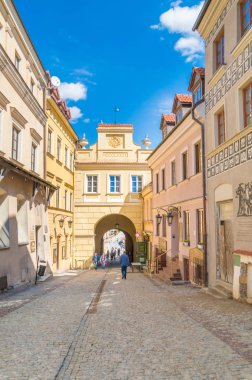 Lublin, Polonya - 14 Nisan 2018: Grodzka Street, lublin eski kasaba gate görünüm.
