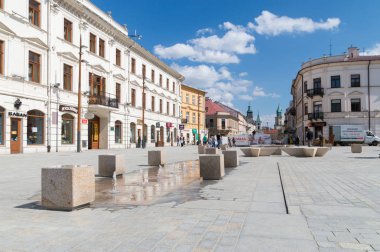 Lublin, Polonya - 14 Nisan 2018: Görünüm, Lublin Litewski meydanında küçük çeşmeler için.
