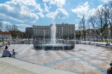 Lublin, Polonya - 14 Nisan 2018: Litvanya Meydanı, Lublin, Çeşme.