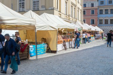 Lublin, Polonya - 14 Nisan 2018: Lublin, Polonya - 14 Nisan 2018: Pazar yuva ana Mahkemesi'ne Lublin eski şehir.