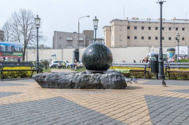 Siedlce, Polonya - 16 Nisan 2018: Su çeşme yakınındaki Armii Krajowej sokak.