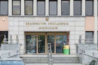 Siedlce, Polonya - 16 Nisan 2018: Poviat Eldership Siedlce kapılar.
