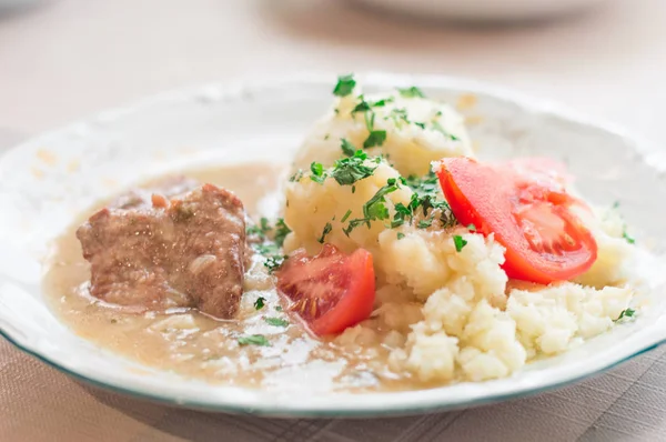 Polsk Bitki Wolowe Med Saus Knuste Poteter Med Persille Tomat – stockfoto