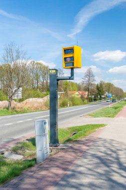 Deblin, Polonya - 19 Nisan 2018: Sarı hız kamerası gövde yol numarasını 48 Polonya yakınındaki.