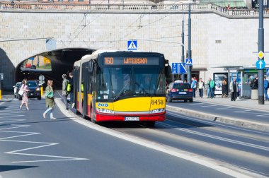 Varşova, Polonya - 20 Nisan 2018: Otobüs sokakta. Toplu taşıma ait Ztm Warszawa için.