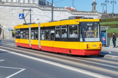 Varşova, Polonya - 20 Nisan 2018: Street tramvayda. Toplu taşıma ait Ztm Warszawa için.