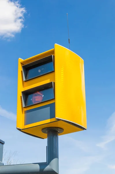 ポーランドで黄色の交通施行のカメラ — ストック写真
