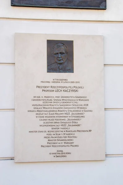 Varsovia Polonia Abril 2018 Placa Conmemorativa Lech Kaczynski Palacio Presidente —  Fotos de Stock