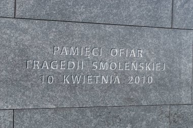 Varşova, Polonya - 20 Nisan 2018: Yazıt 2010 Smolensk kurbanları anıt olarak Varşova kazasında hava.