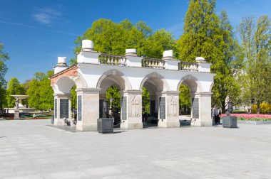 Warsaw, Polonya - 20 Nisan 2018: Varşova'daki meçhul asker Türbesi.
