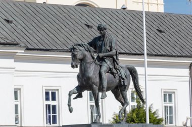Warsaw, Polonya - 20 Nisan 2018: Prens Jozef Poniatowski Başkanlık Sarayı avlusunda anıt.