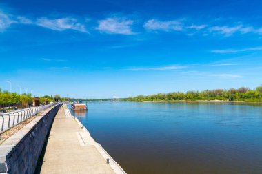 Varşova, Polonya 'daki Slasko-Dabrowski Köprüsü yakınında vistulan Jan Karski Bulvarı.