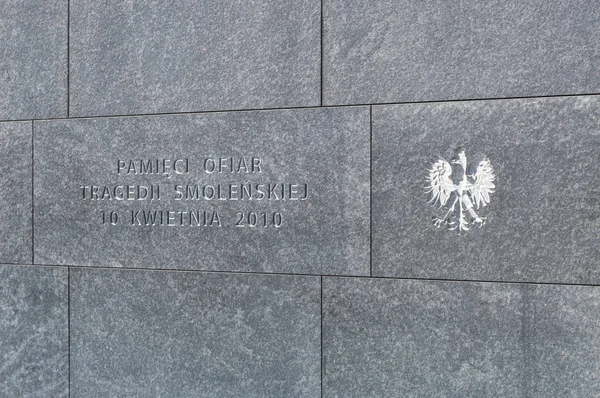 2018年4月20日 题字与徽章波兰在纪念碑对2010年摩棱斯克的受害者空难在华沙 — 图库照片
