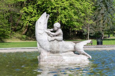 Olsztyn, Polonya - 1 Mayıs 2018: Balık bebek üzerinde şehir merkezi Olsztyn Polonya çeşme ile.