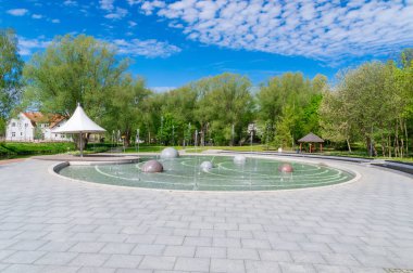 Olsztyn, Polonya central Park'ta güneş sisteminde simgeleyen eliptik çeşme.