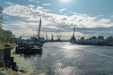 Pregolya Nehri üzerindeki Kaliningrad Limanı.