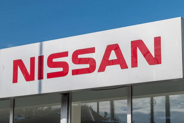 Nissan sign on car dealership. — Stock Photo, Image