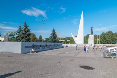 Balıkçı filosunun öncüleri ve Harikalar Diyarı Nicholas 'ın Anıtı' nın yakınındaki meydana bakın..
