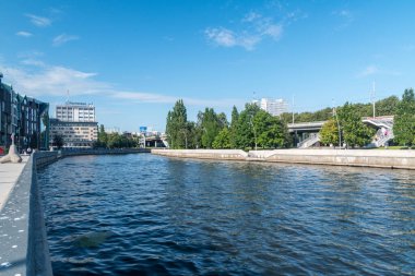 Kaliningrad 'ın merkezindeki Pregolya Nehri.