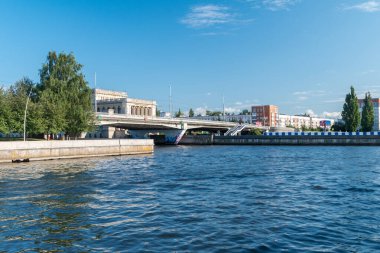 Kaliningrad şehir merkezindeki Pregolya Nehri üzerindeki köprü.