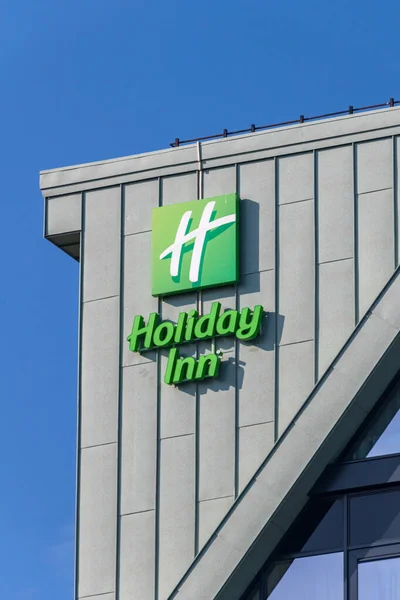 Logo and sign of Holiday Inn. Holiday Inn is a brand of hotels. Holiday Inn is one of the world's most recognized hotel brands. — Stock Photo, Image