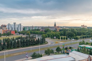 Gün batımında Kaliningrad 'ın panoramik görüntüsü.