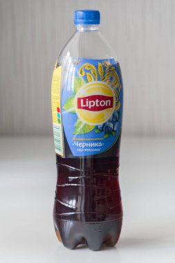 Bir şişe Lipton çileği aromalı içecek..