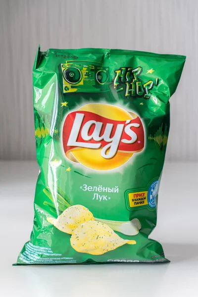 Förpackning med Lays chips med en grön lök smak. — Stockfoto