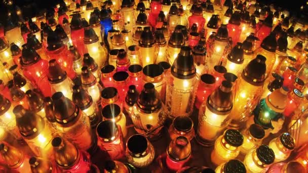 Πολλοί Κηροπήγιο Κερί Καίει Στο Νεκροταφείο — Αρχείο Βίντεο