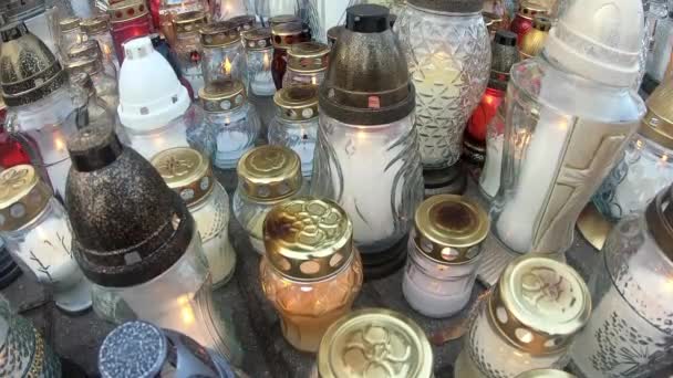 성인의 묘지에서 촛불이 타오르는 — 비디오