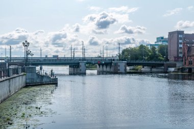Bulutlu bir günde Pregolya nehri üzerindeki köprüler.