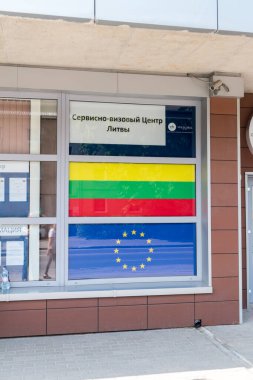 Vize merkezinin pencerelerinde Litvanya ve Eu bayrakları.