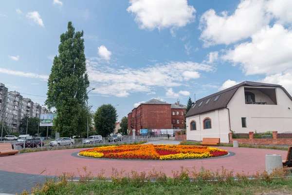 Plaza con flores en Kaliningrado cerca de King 's Gate . — Foto de Stock