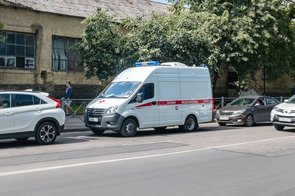 Camioneta rusa ambulancia en la ciudad de Kalinigrad . — Foto de Stock