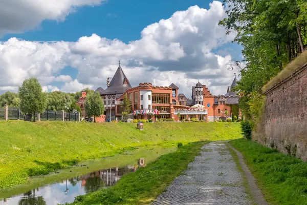 Kanaal met Rezidentsiya Koroley op achtergrond. — Stockfoto