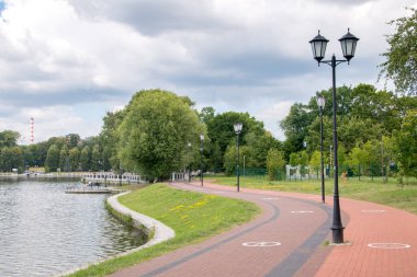 Yukarı Göl boyunca kaldırım.