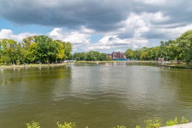 Bulutlu bir günde Yukarı Göl Görünümü.