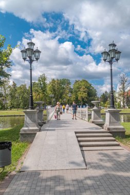 Üst Göl 'deki Belyy köprüsünü görüntüle.