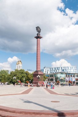 Meydandaki Zafer Sütunu (Ploshchad Pobedy).