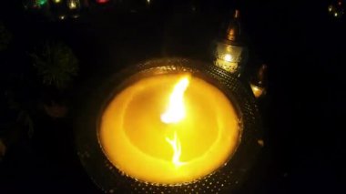 Gece mezar mum alevi.